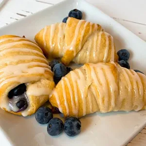 Blueberry Cheesecake Rolls Recipe​