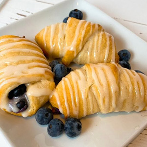 Blueberry Cheesecake Rolls Recipe​